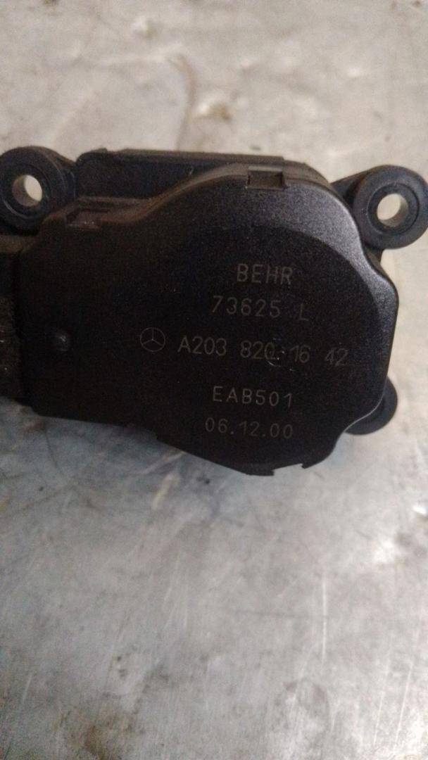 моторчик заслонки печки Mercedes-Benz C-Класс W203/S203/CL203 (2000 - 2004), A2038201642, 2038201642, 73625L - фото №1