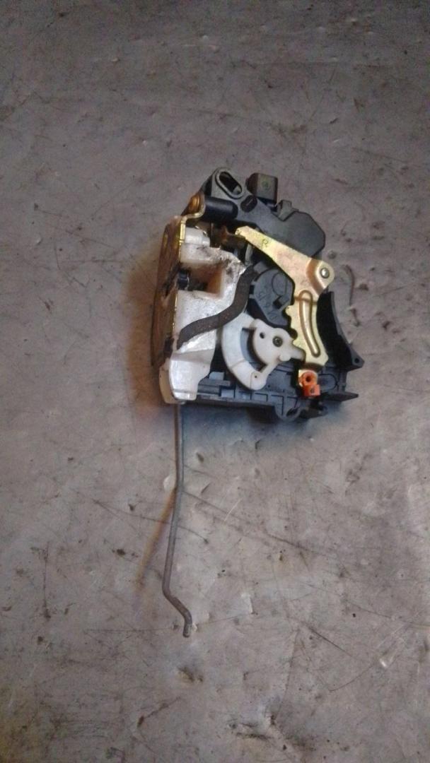 замок двери передней правой Mitsubishi Lancer 9 поколение (2003 - 2010) - фото №1