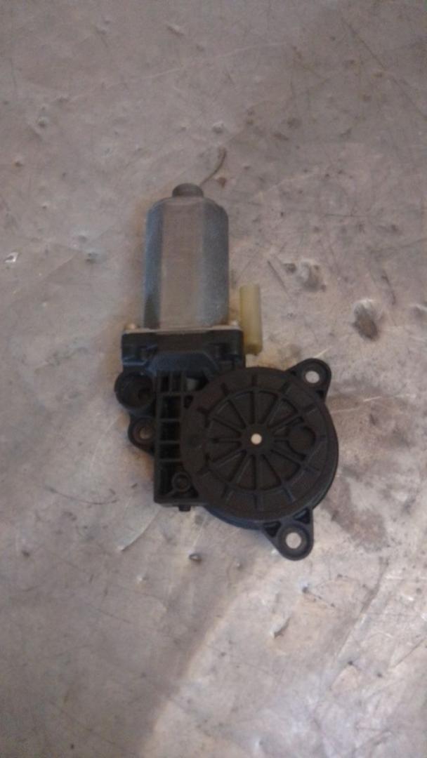 моторчик стеклоподъемника передний левый Ford Fiesta 5 поколение 2005, 0130821938 - фото №1