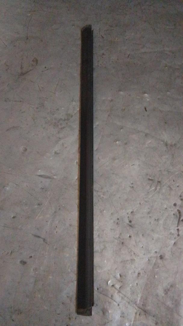 Уплотнитель стекла Ford Fiesta 5 поколение 2005 - фото №1