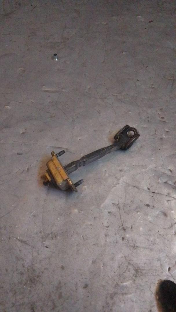 ограничитель открывания двери Ford Fiesta 5 поколение 2005 - фото №1