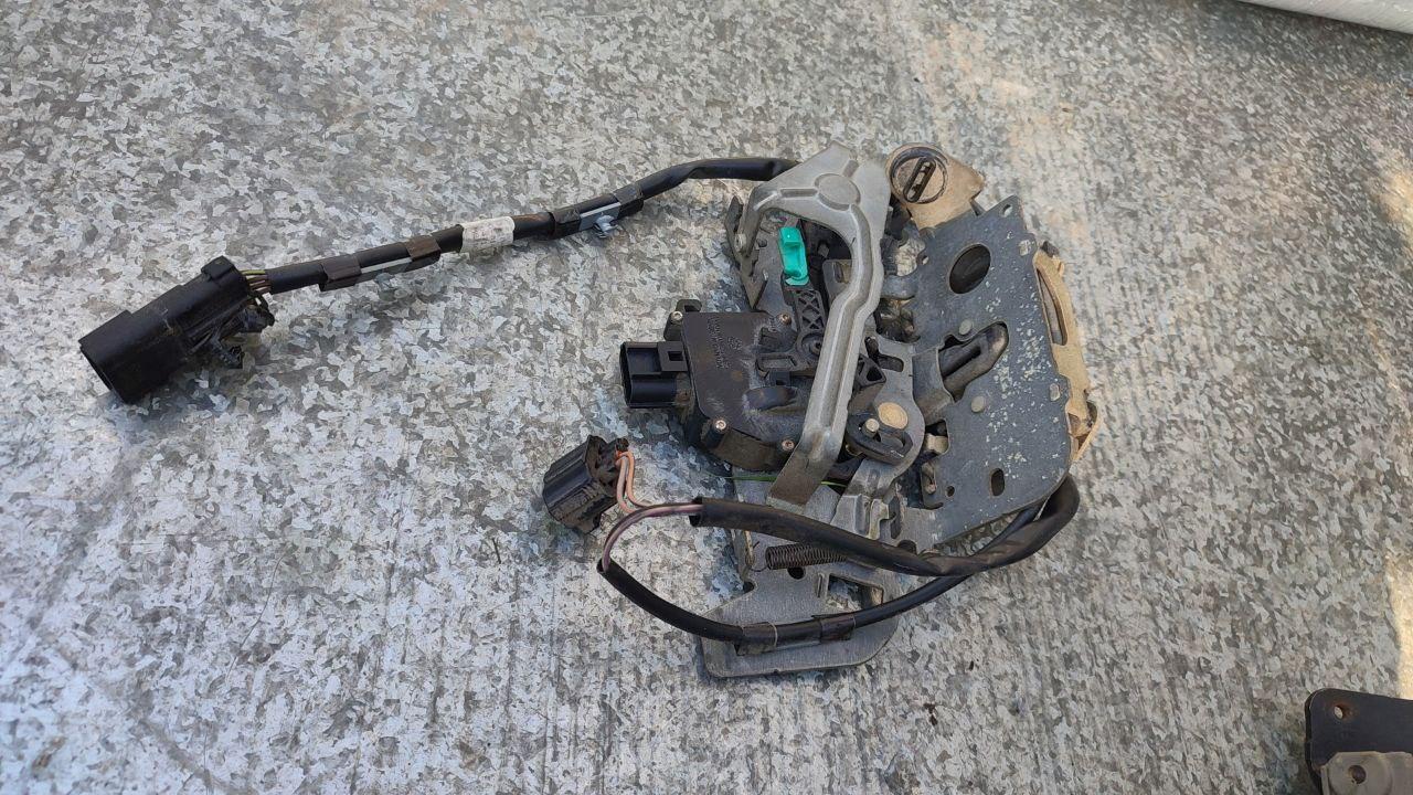 замок двери задней правой Dodge Caravan 4 поколение (2000 - 2007) - фото №1