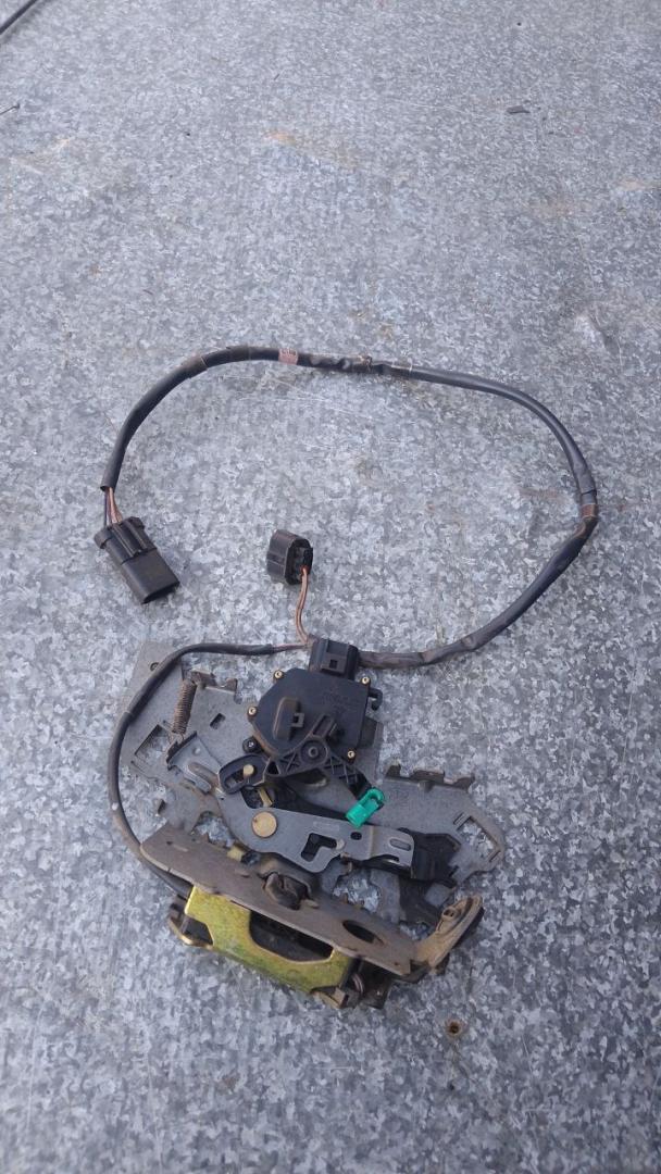 замок двери задней правой Dodge Caravan 4 поколение (2000 - 2007) - фото №1