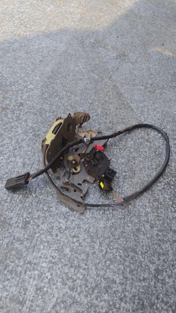 замок двери задней левой Dodge Caravan 4 поколение (2000 - 2007) - фото №1