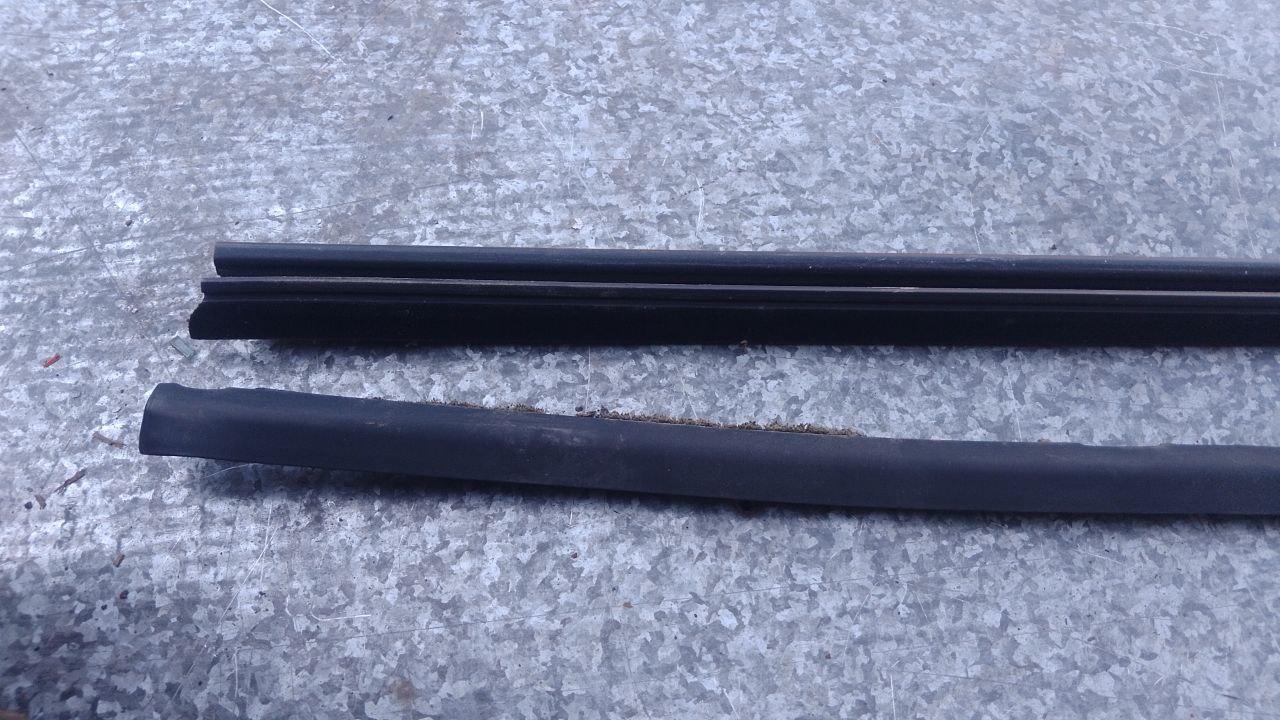 Уплотнитель стекла Volkswagen Touran 1 поколение (2003 - 2006) - фото №1