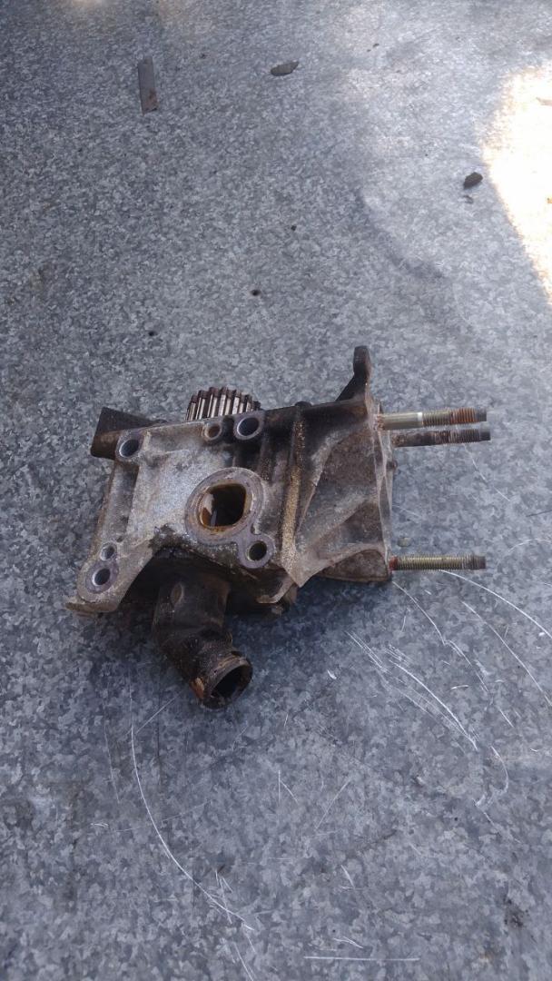 помпа Peugeot 307 1 поколение 2003, 1.4 л., бензин, 9635986680 - фото №1