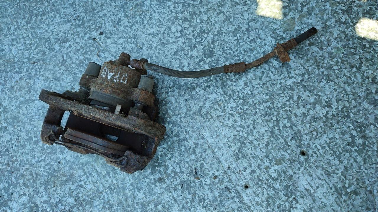 суппорт передний правый Toyota Yaris P1 2003, 477500D070 - фото №1