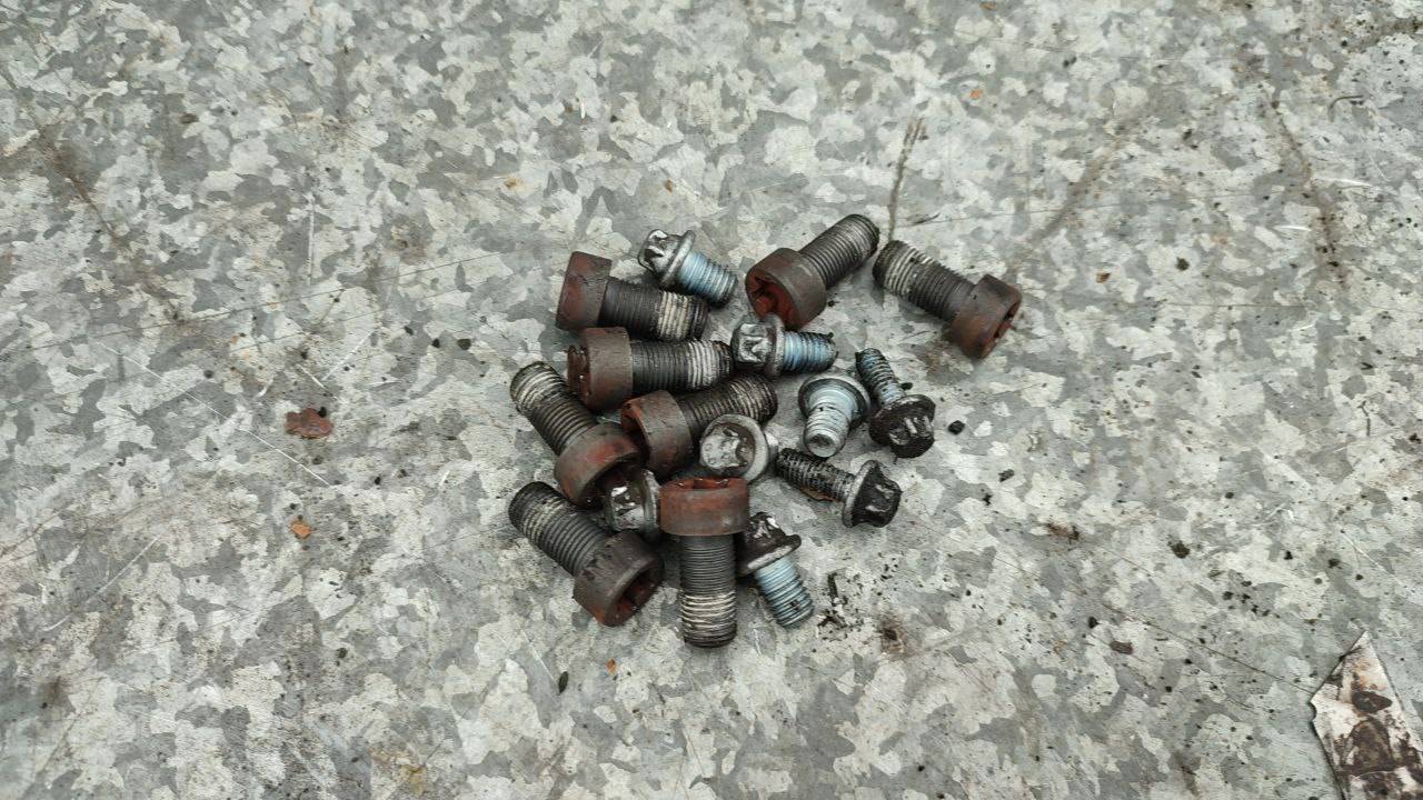 болт двигателя Mercedes-Benz A-Класс W169 (2004 - 2008), 2.0 л., дизель - фото №1