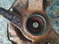 кулак поворотный левый Mazda 626 5 поколение [рестайлинг] GF 2000, 2.5 л., бензин, АКПП, седан - фото №2