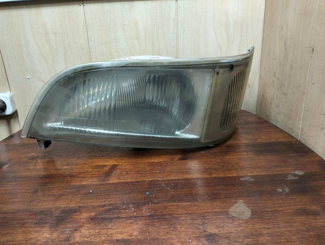 фара левая Toyota Hiace H100 KZH106W (1989 - 2004), 3.0 л., 1KZ-T, дизель, АКПП, микроавтобус, правый руль - фото №1