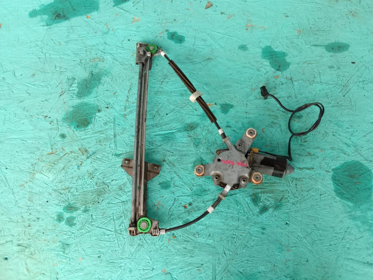 стеклоподъемник передний правый Audi 100 4A/C4 445 (1990 - 1994), 2.3 л., AAR, бензин, МКПП, седан, 4A0837398A, 4A0837398A - фото №1