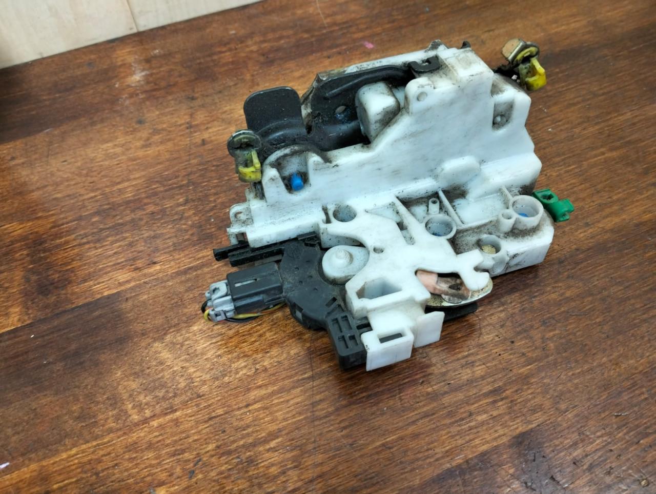 замок двери Nissan Bluebird U14 ENU14 (1996 - 2001), 1.8 л., SR18DE, бензин, АКПП, седан, правый руль - фото №1