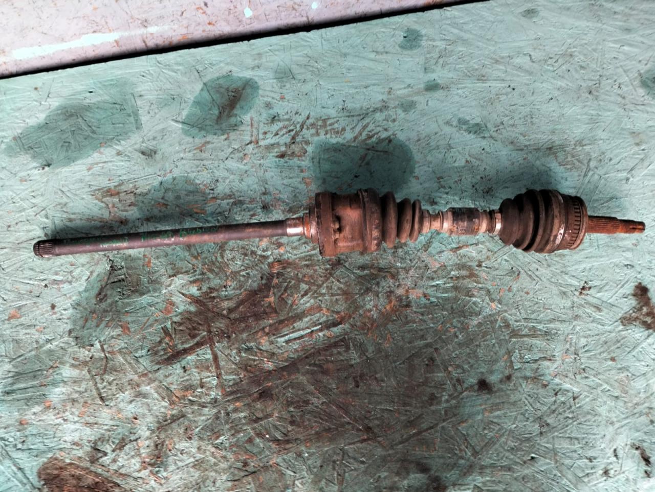 полуось передняя правая (приводной вал, ШРУС) Nissan Bluebird U14 ENU14 (1996 - 2001), 1.8 л., SR18DE, бензин, АКПП, седан, правый руль - фото №1