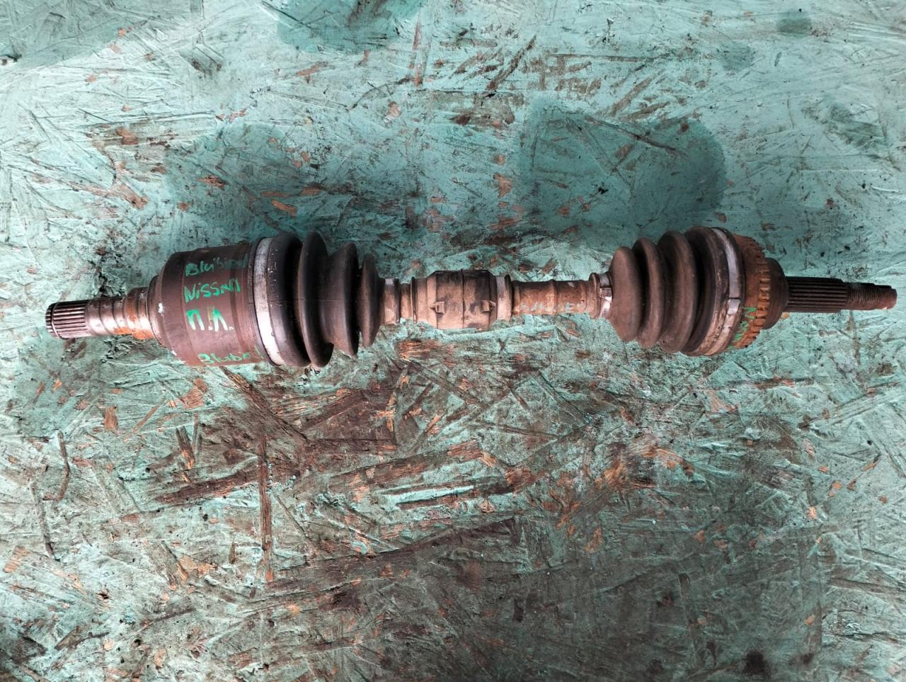 полуось передняя левая (приводной вал, ШРУС) Nissan Bluebird U14 ENU14 (1996 - 2001), 1.8 л., SR18DE, бензин, АКПП, седан, правый руль - фото №1