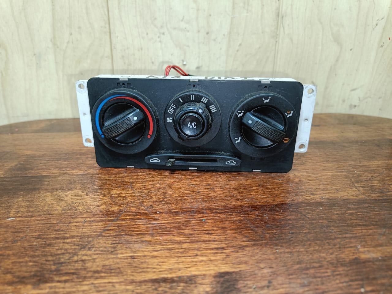 блок управления печки / климат-контроля Kia Rio 1 поколение DC 2000, 1.5 л., A5D, бензин, АКПП, универсал - фото №1