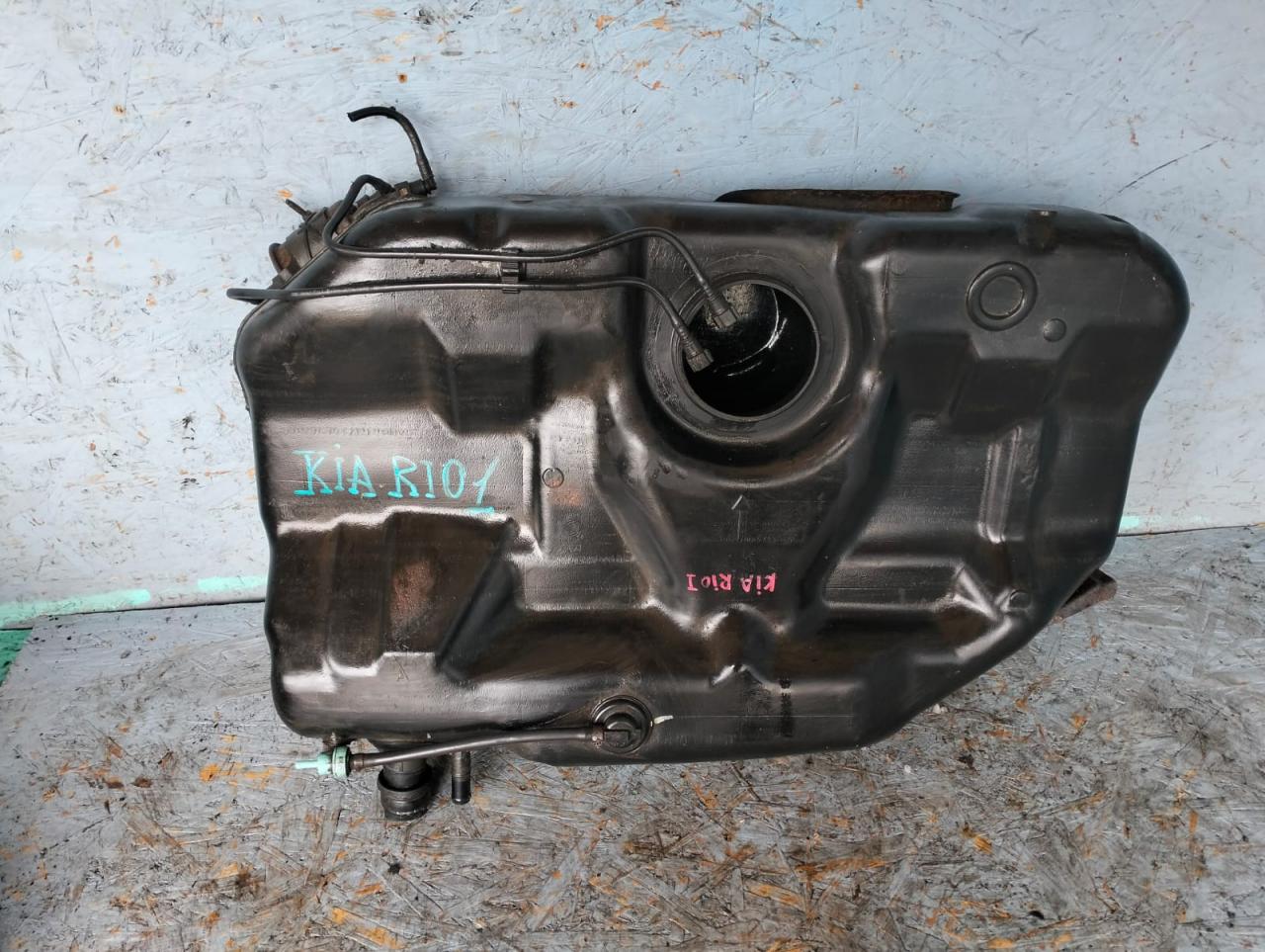 бак топливный Kia Rio 1 поколение DC 2000, 1.5 л., A5D, бензин, АКПП, универсал, 0K30A42110 - фото №1