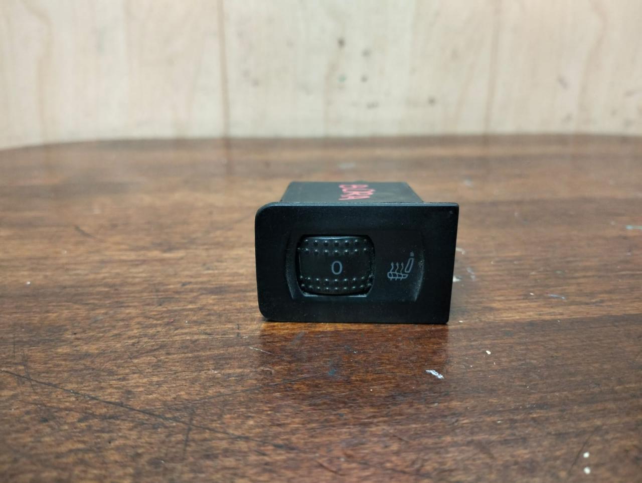 кнопка обогрева сидений Volkswagen Bora 1 поколение 1J2 2002, 2.0 л., APK, бензин, МКПП, седан, 1J0963563B, 1J0963563B - фото №1
