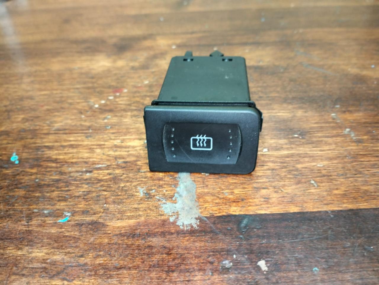 кнопка обогрева заднего стекла Volkswagen Bora 1 поколение 1J2 2002, 2.0 л., APK, бензин, МКПП, седан - фото №1