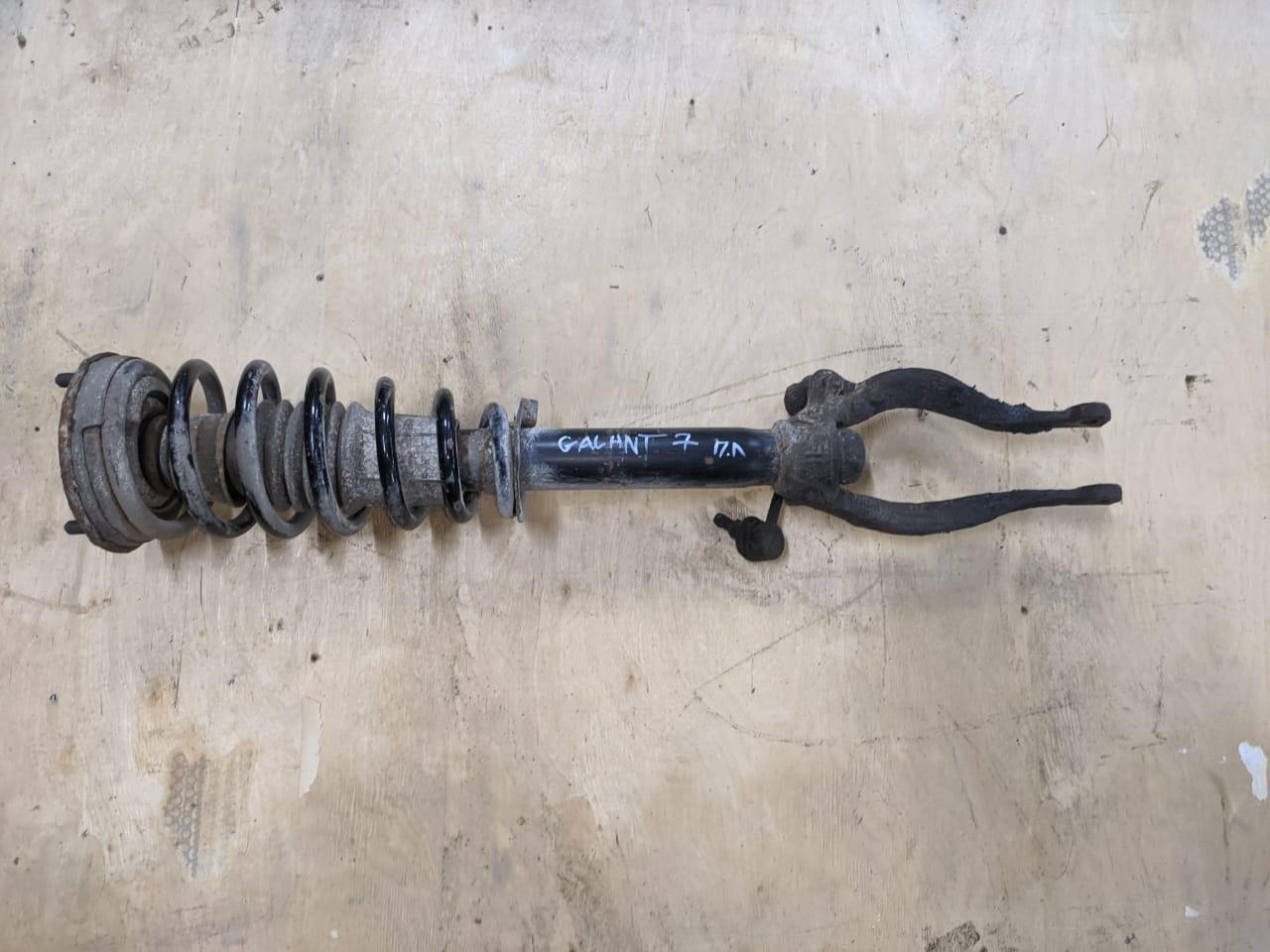 стойка передняя левая Mitsubishi Galant 7 поколение (1992 - 1997), 1.8 л., 4G93 (SOHC 16V), бензин, МКПП, седан - фото №1