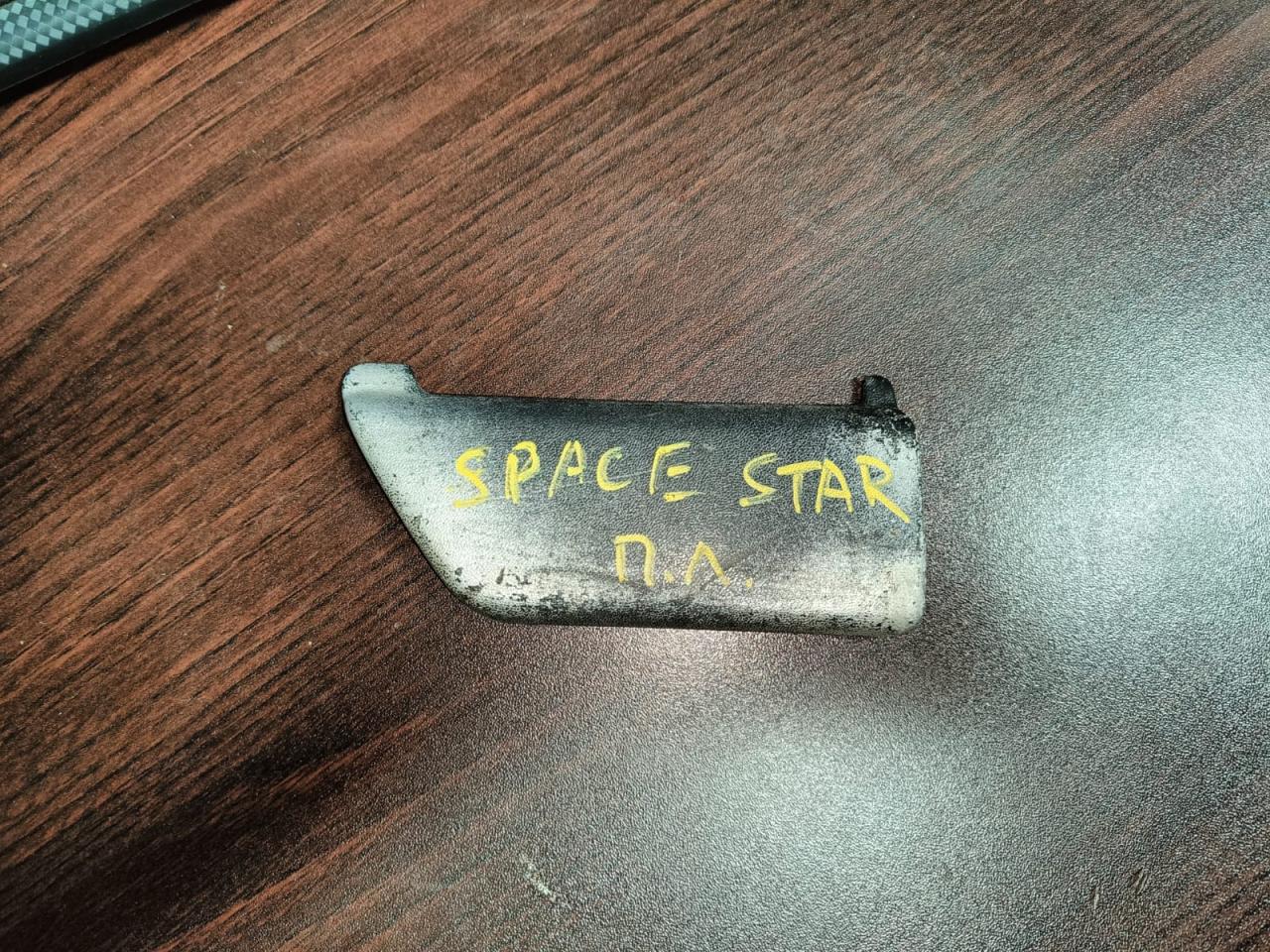 Накладка крыла (уголок зеркала) переднего левая Mitsubishi Space Star 1 поколение DG5A 1999, 1.8 л., 4G93 (GDI), бензин, МКПП, универсал, MR911145, MR911139, MR914283 - фото №1