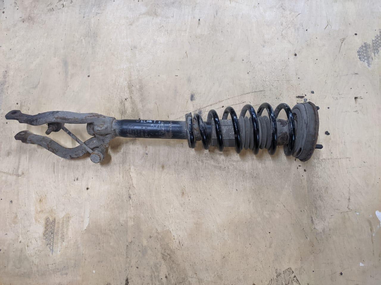 стойка передняя правая Mitsubishi Galant 7 поколение (1992 - 1997), 1.8 л., 4G93 (SOHC 16V), бензин, МКПП, седан - фото №1