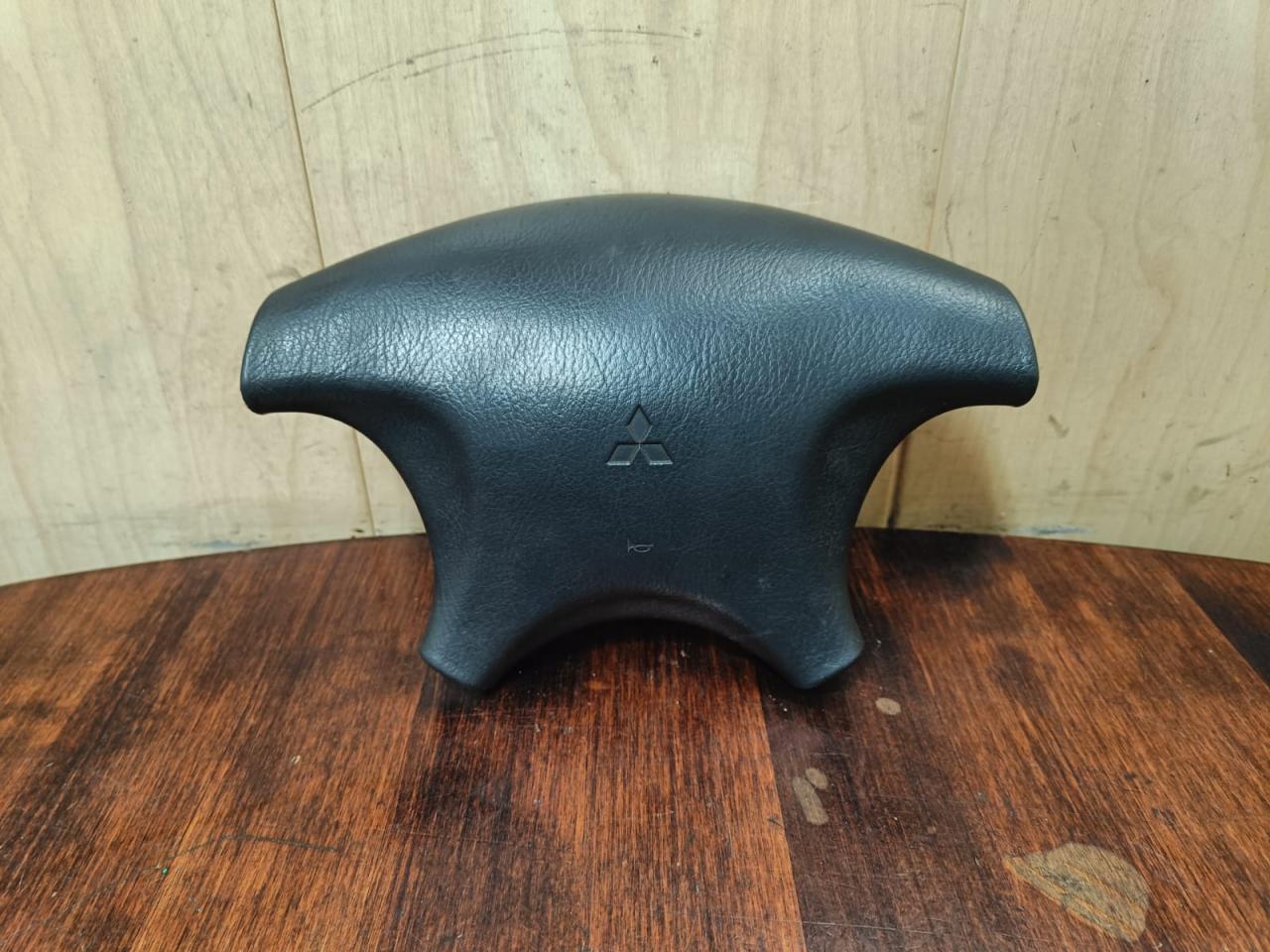 пластик (накладка) на руль Mitsubishi Galant 7 поколение (1992 - 1997), 1.8 л., 4G93 (SOHC 16V), бензин, МКПП, седан - фото №1