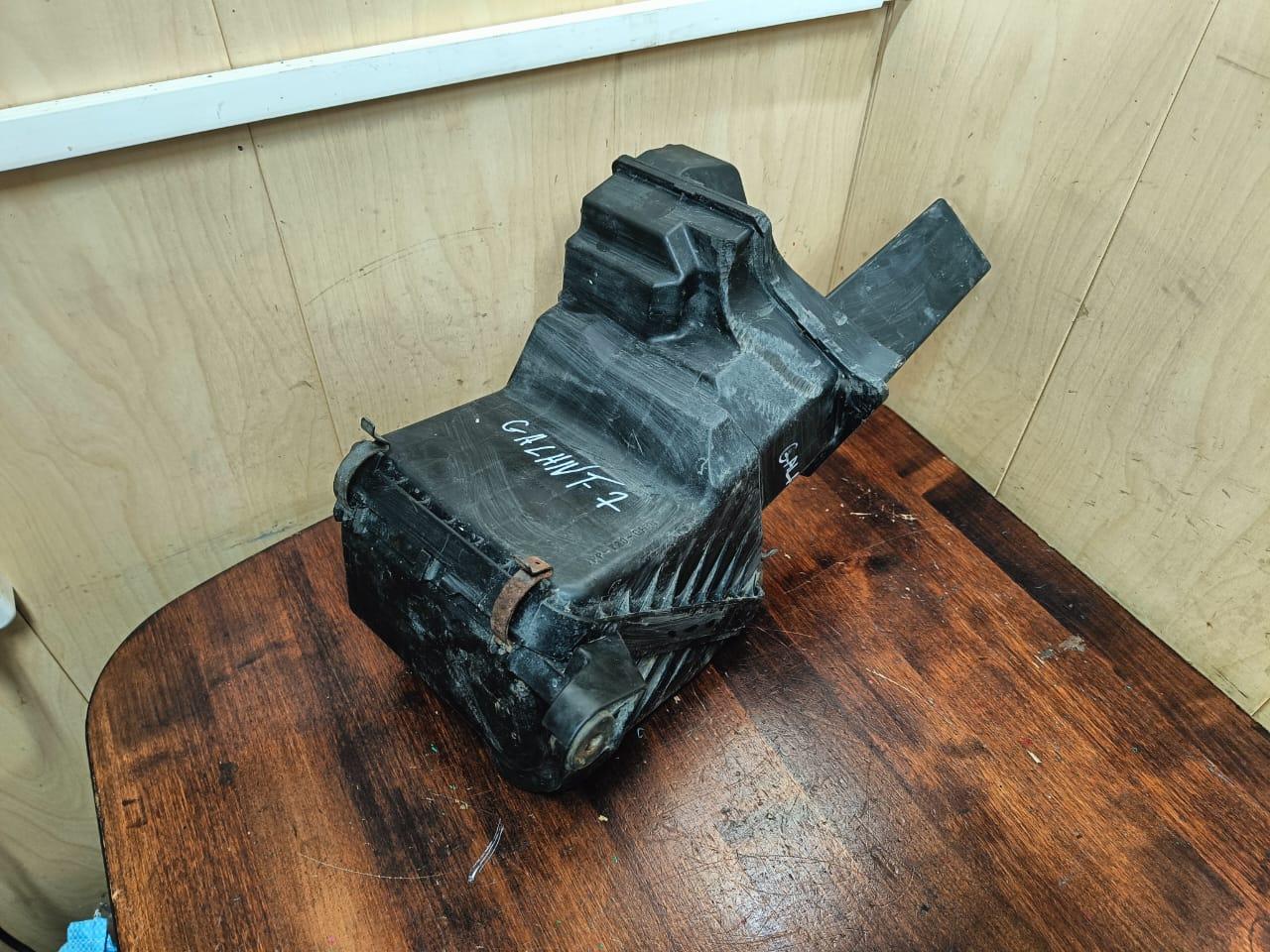 корпус воздушного фильтра Mitsubishi Galant 7 поколение (1992 - 1997), 1.8 л., 4G93 (DOHC 16V), бензин, МКПП, седан - фото №1