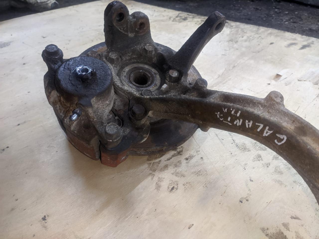 кулак поворотный левый Mitsubishi Galant 7 поколение (1992 - 1997), 1.8 л., 4G93 (SOHC 16V), бензин, МКПП, седан - фото №1