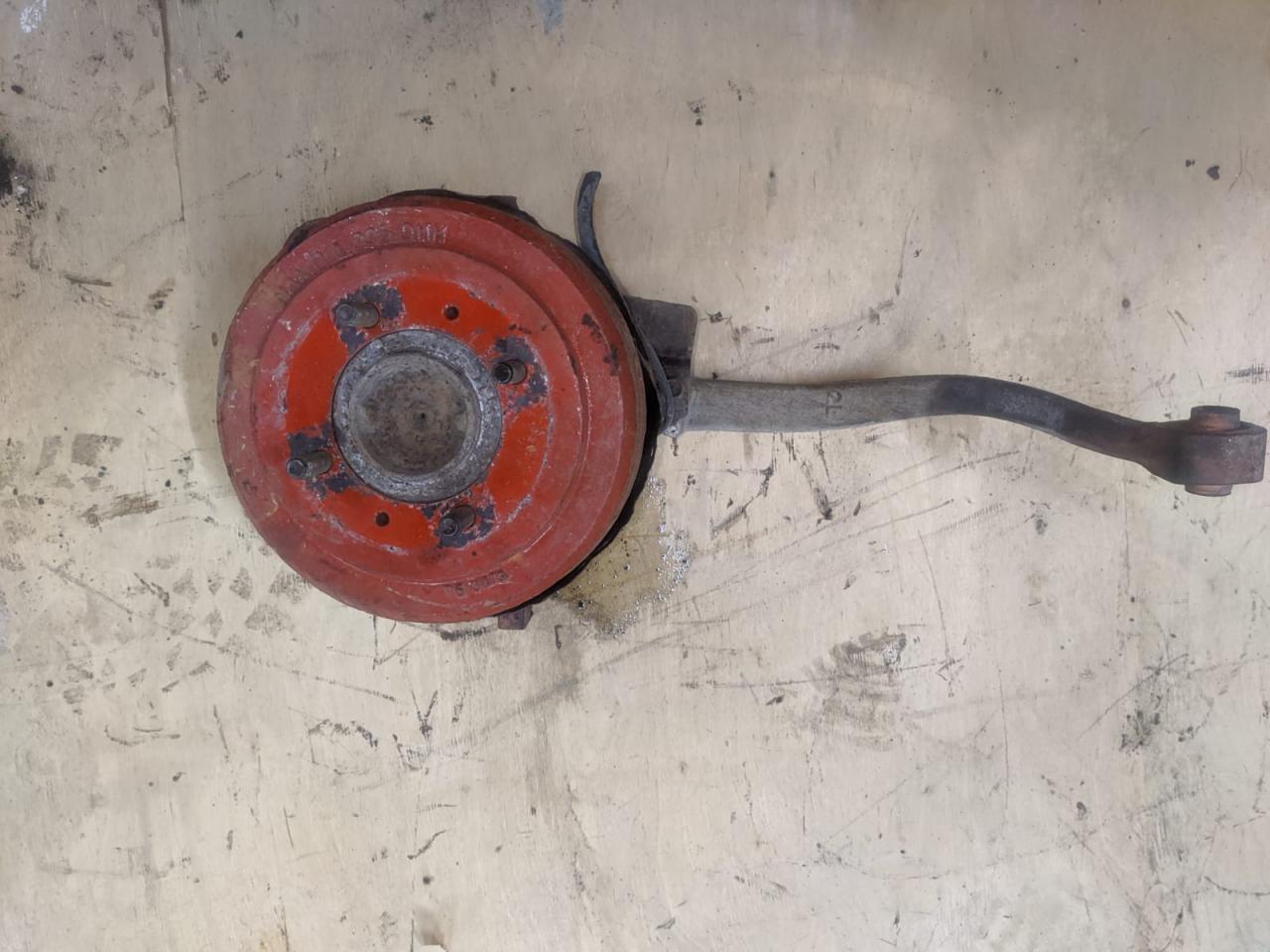 кулак задний левый Mitsubishi Galant 7 поколение (1992 - 1997), 1.8 л., 4G93 (SOHC 16V), бензин, МКПП, седан - фото №1