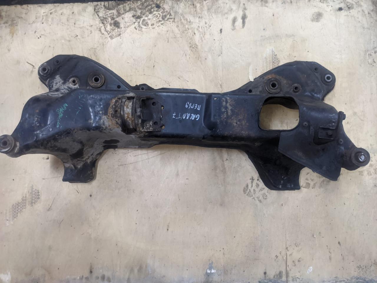 балка подвески передняя (подрамник) Mitsubishi Galant 7 поколение (1992 - 1997), 1.8 л., 4G93 (SOHC 16V), бензин, МКПП, седан - фото №1