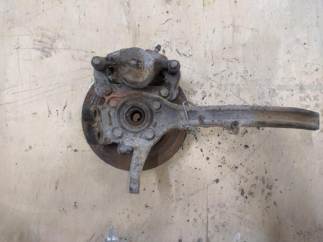 кулак поворотный правый Mitsubishi Galant 7 поколение (1992 - 1997), 1.8 л., 4G93 (SOHC 16V), бензин, МКПП, седан - фото №1