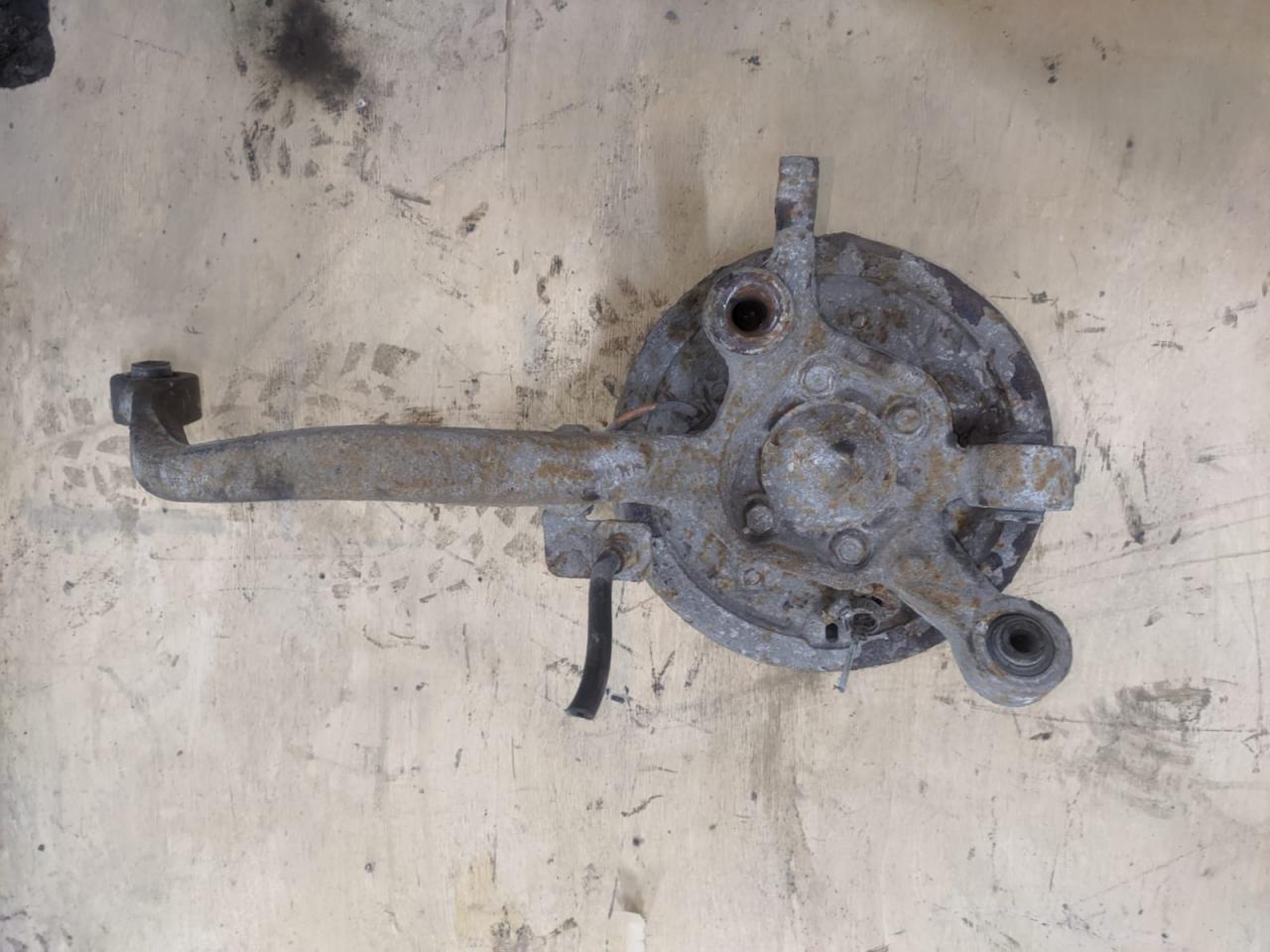 кулак задний правый Mitsubishi Galant 7 поколение (1992 - 1997), 1.8 л., 4G93 (SOHC 16V), бензин, МКПП, седан - фото №1