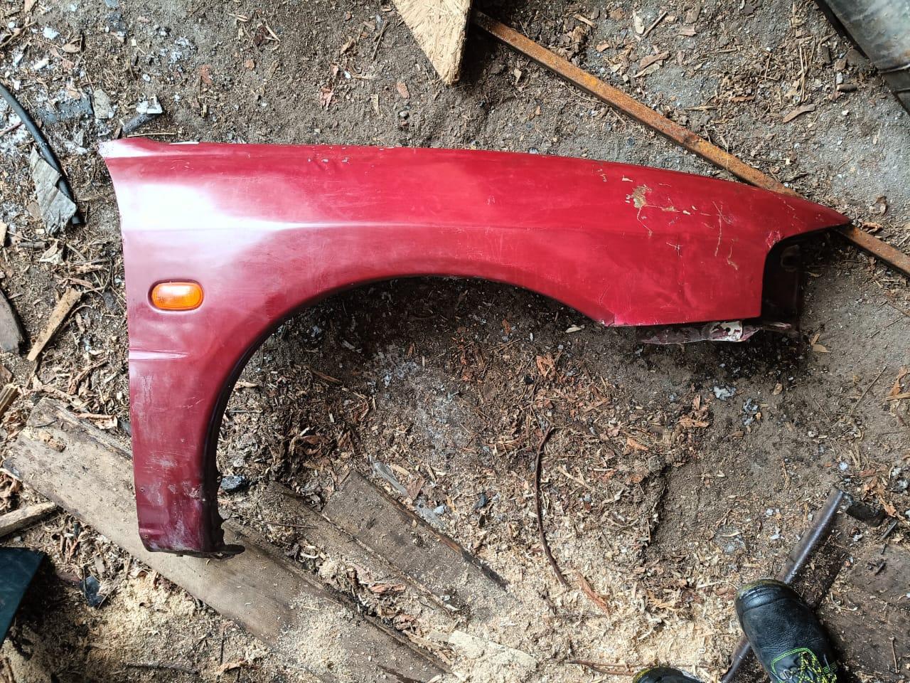 крыло переднее правое Mitsubishi Lancer 7 поколение 1997, 1.3 л., 4G13 (12V), бензин, МКПП, седан - фото №1