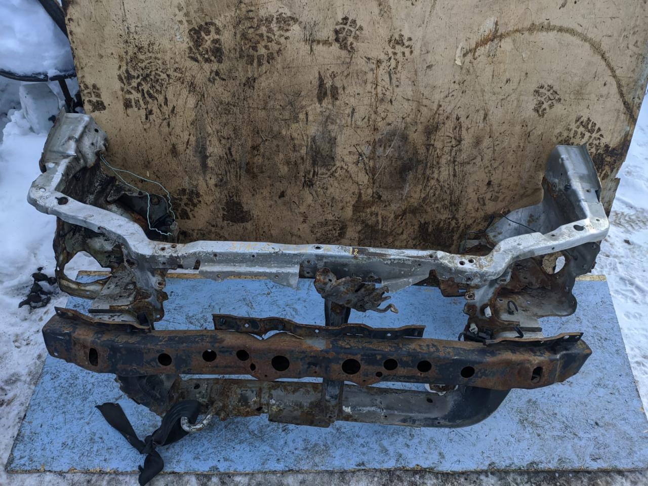 Рамка радиатора телевизор Mitsubishi Space Star 1 поколение DG5A 1999, 1.8 л., 4G93 (GDI), бензин, МКПП, универсал - фото №1