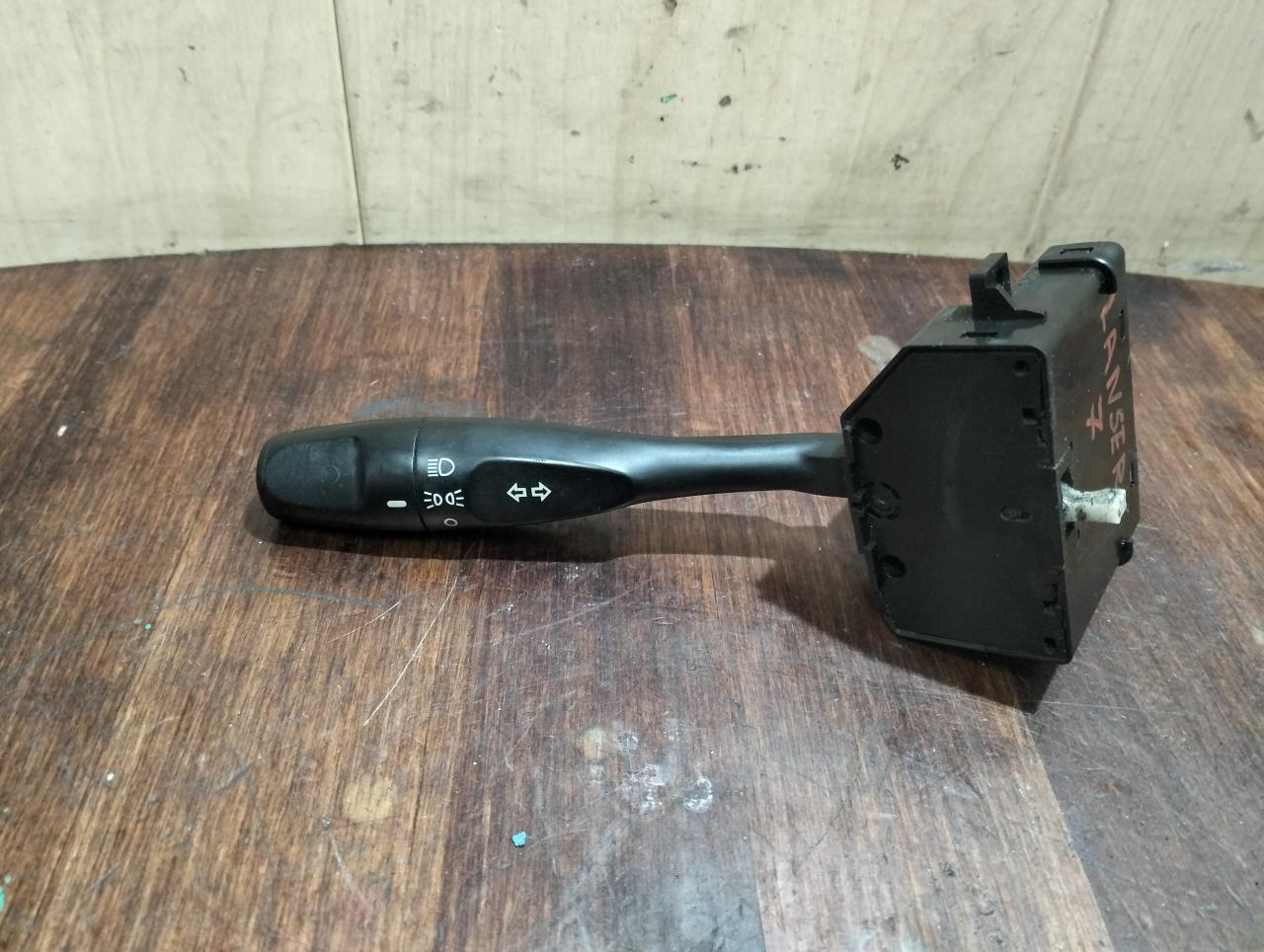 переключатель подрулевой (стрекоза) Mitsubishi Lancer 7 поколение 1997, 1.3 л., 4G13 (12V), бензин, МКПП, седан - фото №1