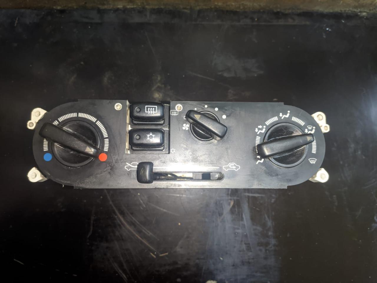 блок управления печки / климат-контроля Mitsubishi Lancer 7 поколение 1997, 1.3 л., 4G13 (12V), бензин, МКПП, седан - фото №1