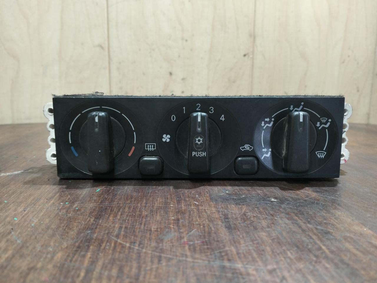 блок управления заслонками печки Mitsubishi Space Star 1 поколение DG5A 1999, 1.8 л., 4G93 (GDI), бензин, МКПП, универсал - фото №1