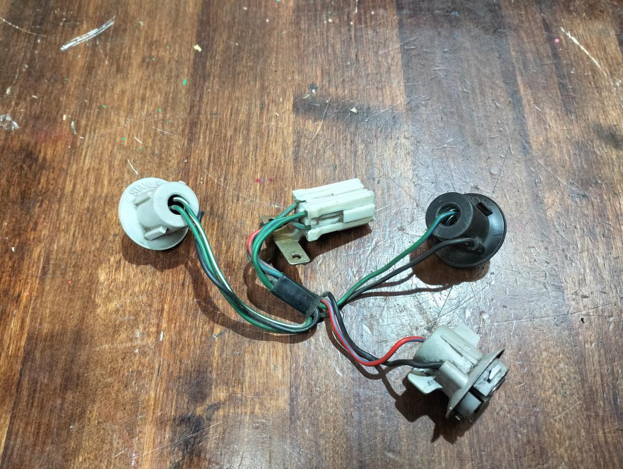 проводка заднего фонаря левого Mitsubishi Lancer 7 поколение 1997, 1.3 л., 4G13 (12V), бензин, МКПП, седан - фото №1