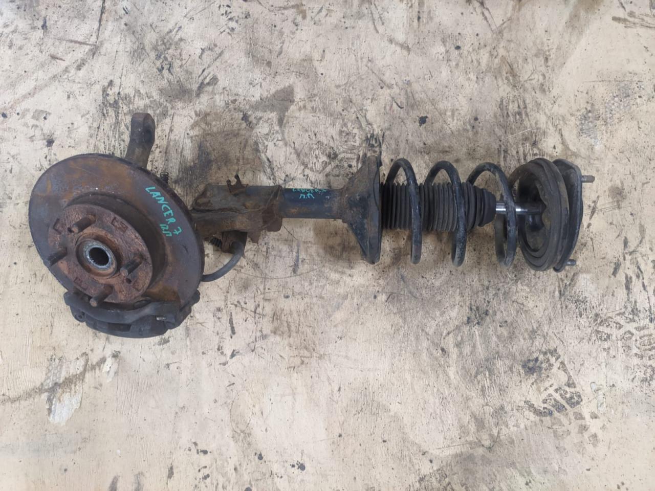 стойка передняя правая Mitsubishi Lancer 7 поколение 1997, 1.3 л., 4G13 (12V), бензин, МКПП, седан - фото №1