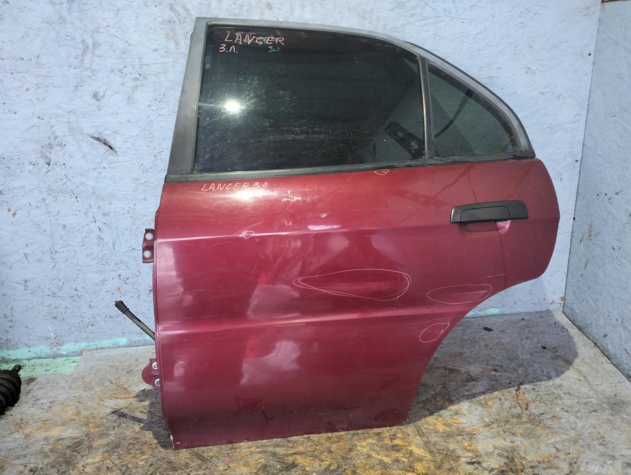 дверь задняя левая Mitsubishi Lancer 7 поколение 1997, 1.3 л., 4G13 (12V), бензин, МКПП, седан - фото №1