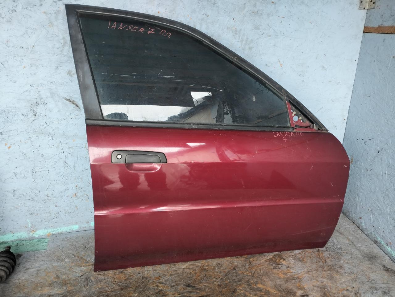 дверь передняя левая Mitsubishi Lancer 7 поколение 1997, 1.3 л., 4G13 (12V), бензин, МКПП, седан - фото №1
