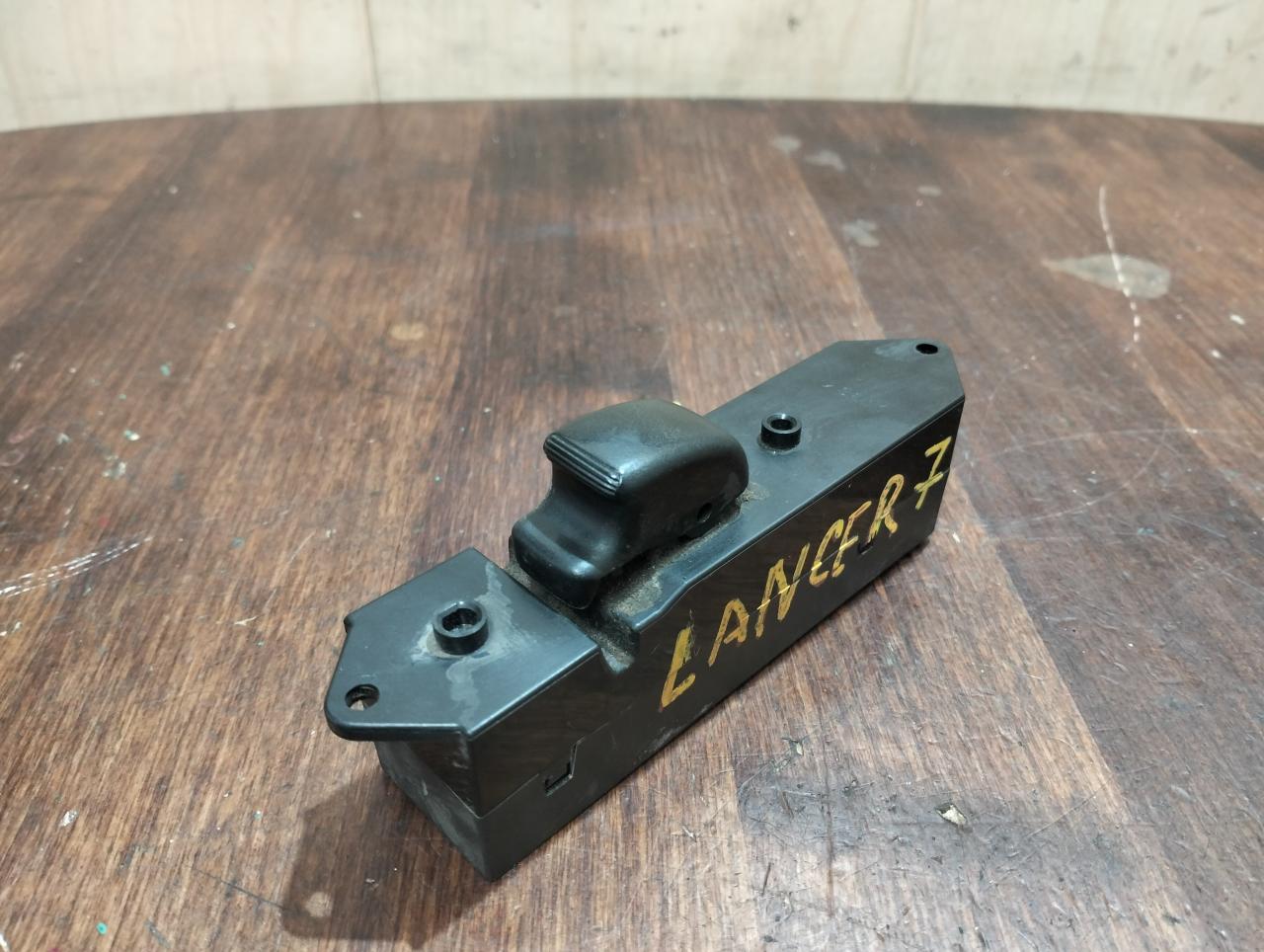 кнопка стеклоподъемника двери передней правой Mitsubishi Lancer 7 поколение 1997, 1.3 л., 4G13 (12V), бензин, МКПП, седан, MR194830 - фото №1