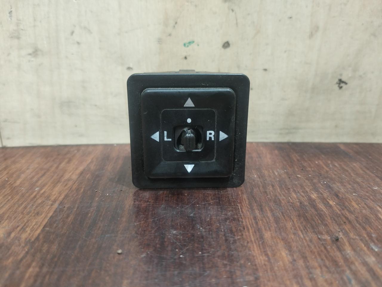 джойстик регулировки зеркал Mitsubishi Lancer 7 поколение 1997, 1.3 л., 4G13 (12V), бензин, МКПП, седан - фото №1