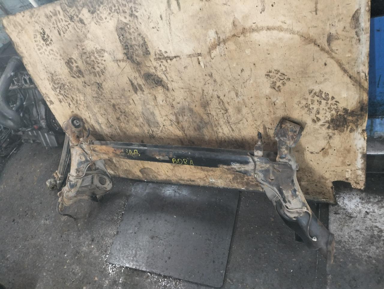 балка подвески задняя Volkswagen Bora 1 поколение 1J2 2002, 2.0 л., APK, бензин, МКПП, седан - фото №1
