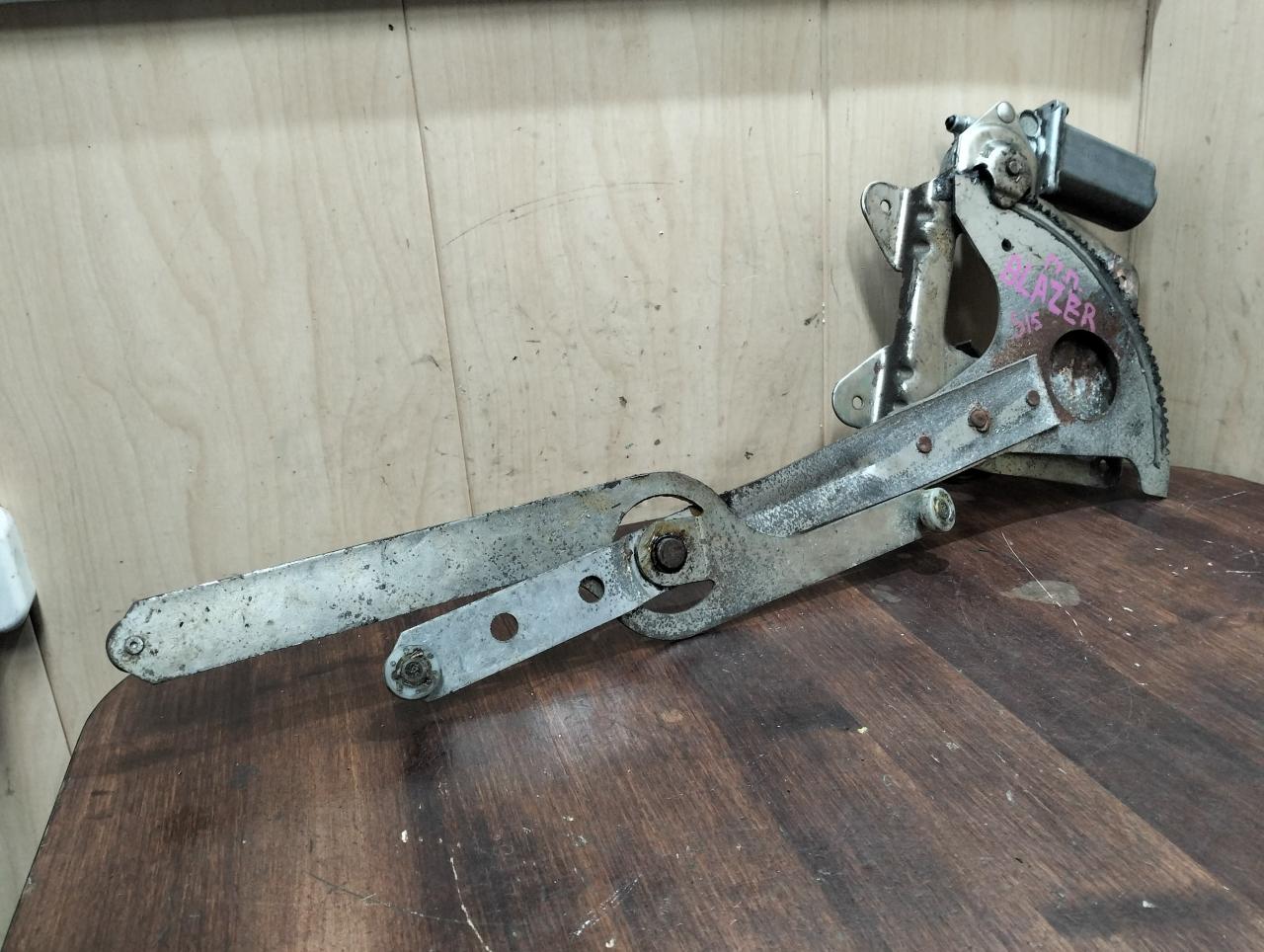 стеклоподъемник электрический передний правый Chevrolet Blazer 2 поколение S15 1998, 4.3 л., L35, бензин, АКПП, внедорожник 5 дв. - фото №1