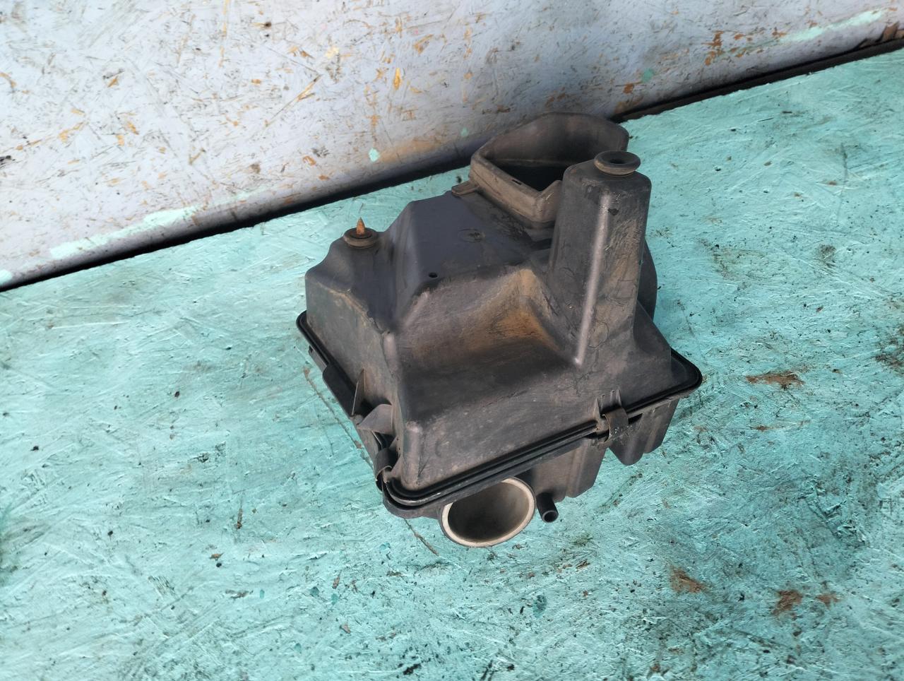 корпус воздушного фильтра Dodge Caravan 4 поколение 2001, 2.4 л., EDZ, бензин, АКПП - фото №1