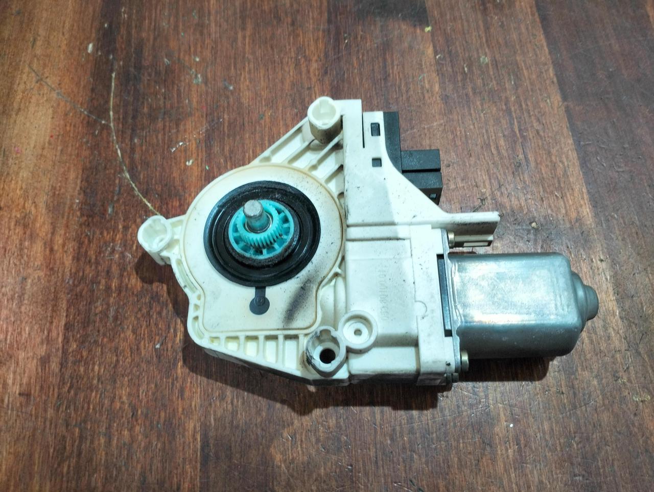 моторчик стеклоподъемника Audi A6 4B/C5 1998, 2.8 л., ALG, бензин, АКПП, седан, полный привод, 4F0959802A - фото №1
