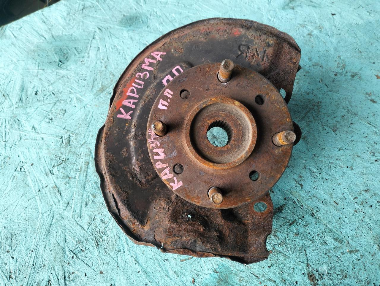 кулак поворотный правый Mitsubishi Carisma 1 поколение 1997, 1.6 л., бензин, 5МКПП, хетчбэк 5 дв. - фото №1