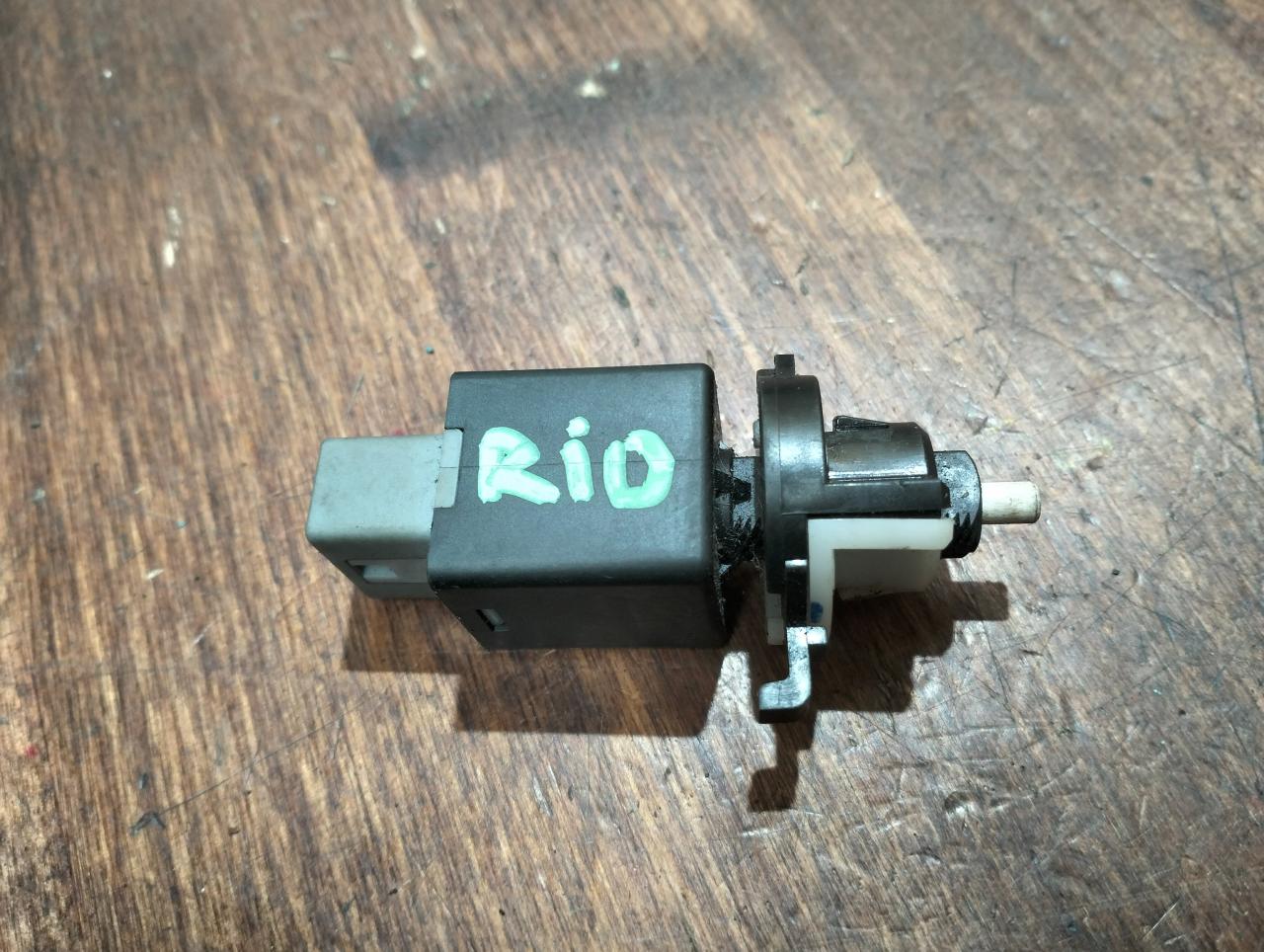датчик заднего хода (лягушка) Kia Rio 1 поколение DC 2000, 1.5 л., A5D, бензин, АКПП, универсал, 938133S800 - фото №1