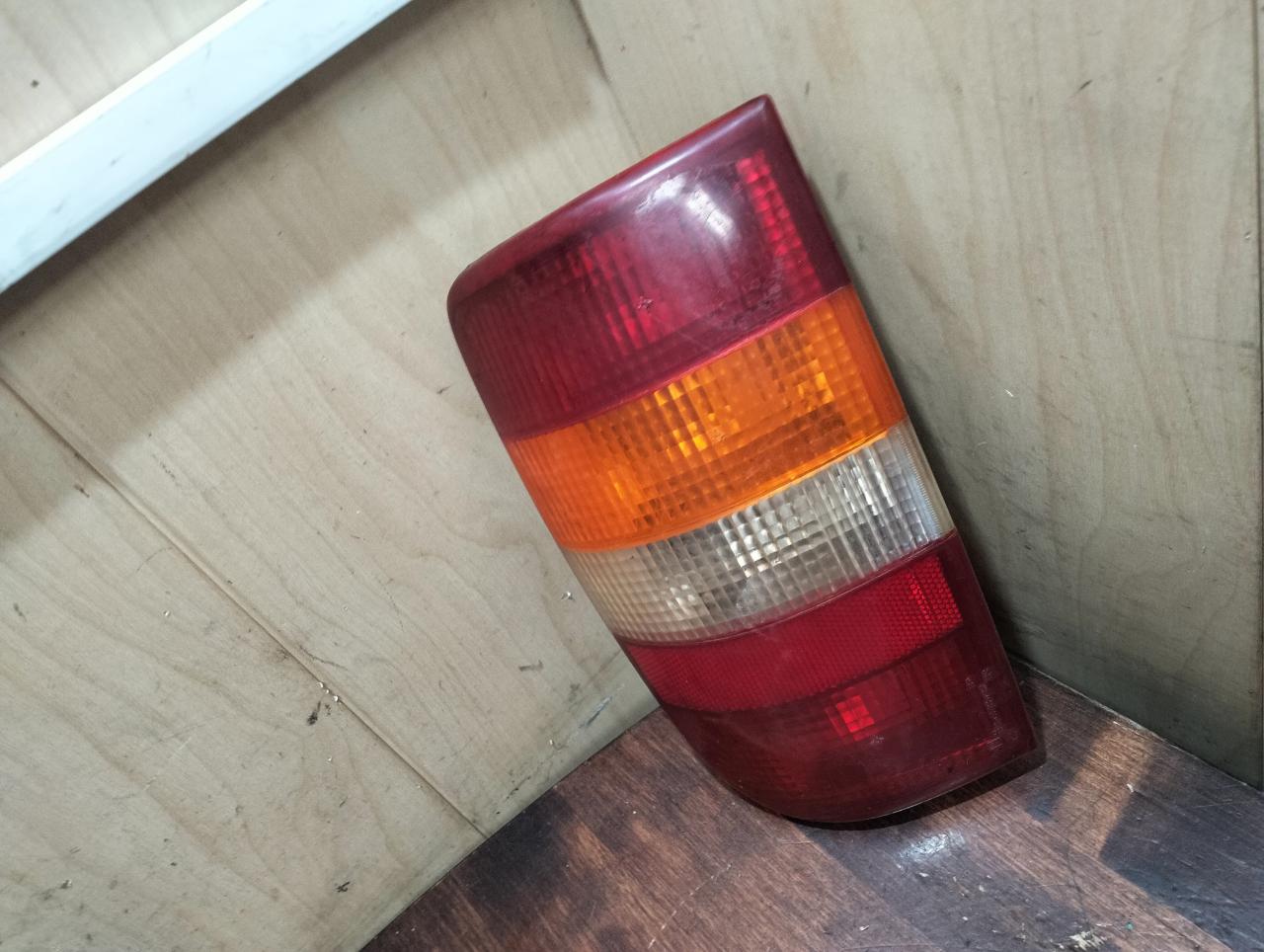 фонарь задний левый Chevrolet Blazer 2 поколение S15 1998, 4.3 л., L35, бензин, АКПП, внедорожник 5 дв. - фото №1